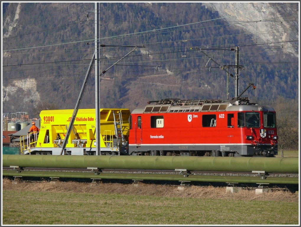 Der ramponierte Xac-t 93801 wird durch Ge 4/4 II 632 *Zizers  bei Zizers Richtung Hauptwerksttte Landquart geschoben. (19.03.2010)