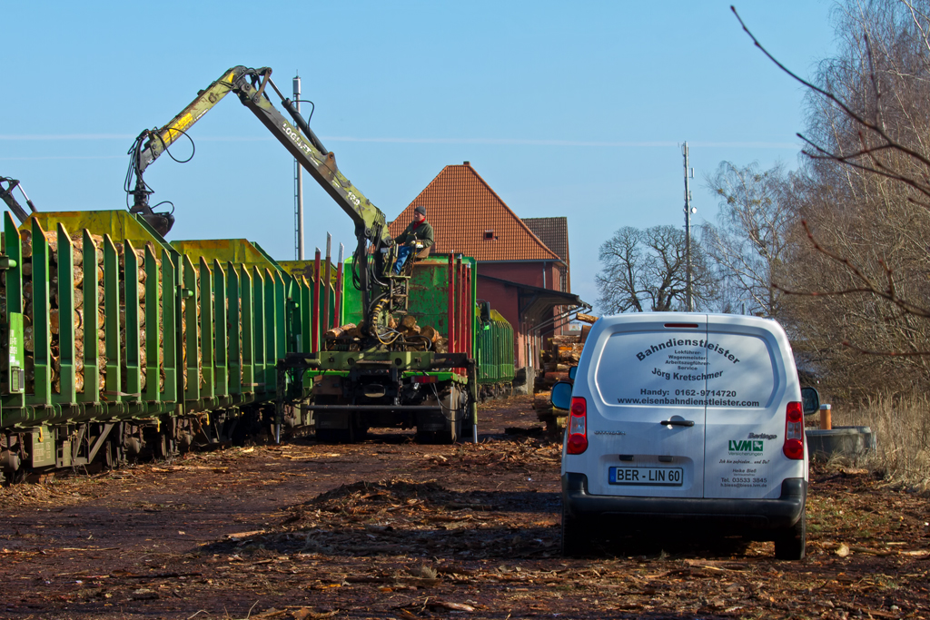Der Rangierer / Wagenmeister bei Verladearbeiten mit seinem Dienstfahrzeug vor Ort. - 09.03.2012