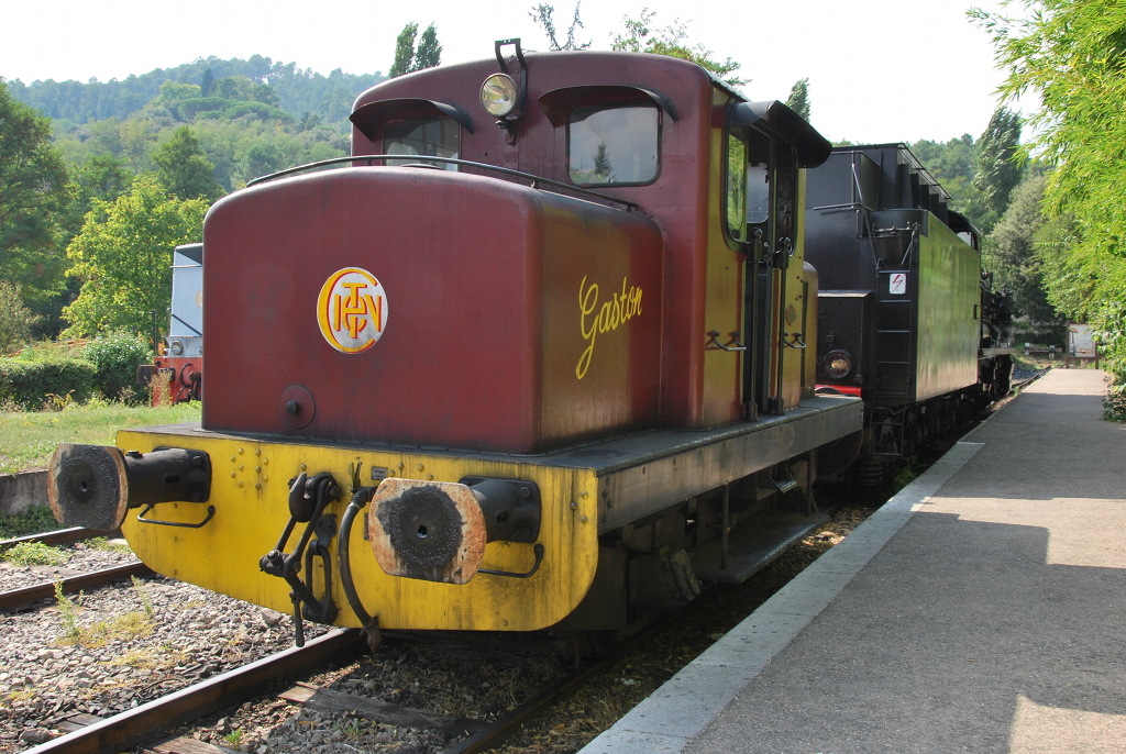 Der Rangiertraktor  Gaston  schleppt die Dampflokomotive ab; Saint-Jean du Gard, 24. August 2011.