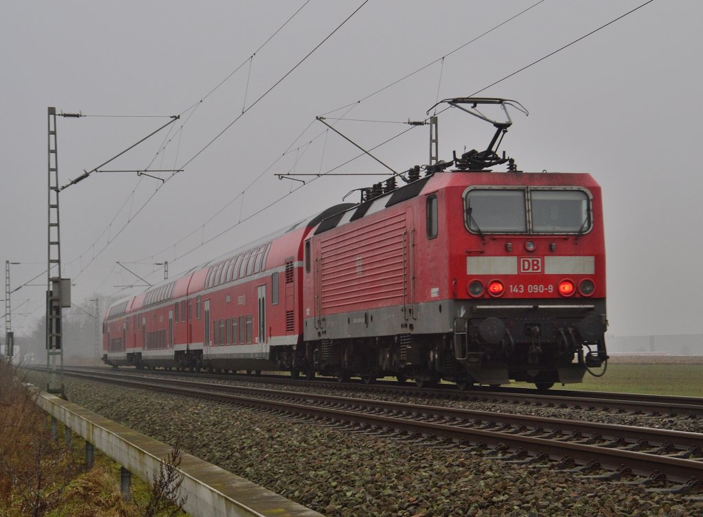 Der RB 27 Gegenzug, nun nach Mnchengladbach fahrend und von der 143 090-9 geschoben. 15.2.2013