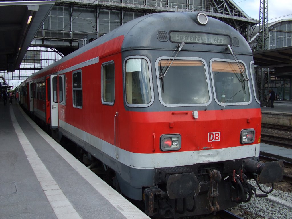 Der RB-Steuerwagen 2. Klasse der Bauart Bnrdzf 477 steht am 24.07.2010 im Bremer Hauptbahnhof und wartet auf die Weiterfahrt nach Bremerhaven-Lehe. Als Zuglok dient Baureihe 110 491-8.