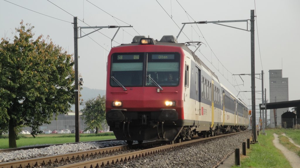 Der RBDe 560 026-7  Versoix  ist am 08.10.10 mit der S8 Sursee-Olten bei Brittnau unterwegs.