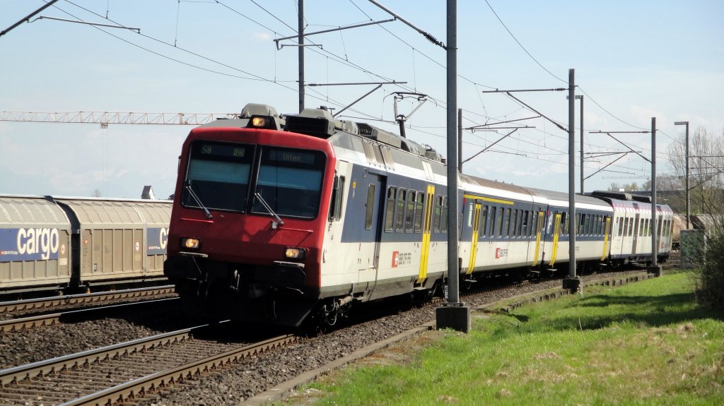 Der RBDe 560 100-0  Luino  verlsst am 08.04.11 Sursee mit der S8 nach Olten.