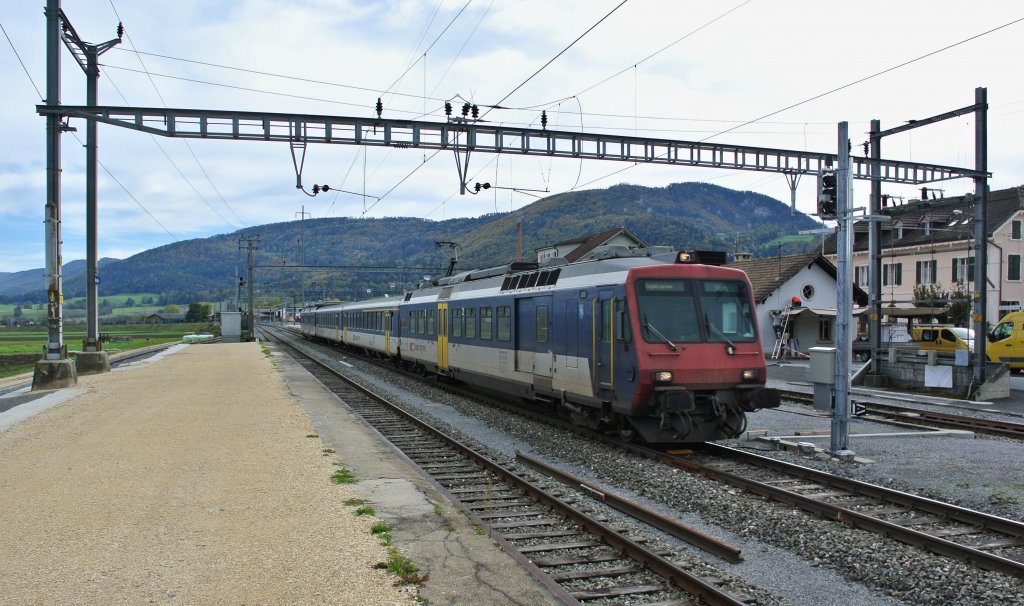 Der RBDe 560 107-5 durchfhrt mit dem RE 2677 den Bahnhof Glovelier, 18.10.2012.