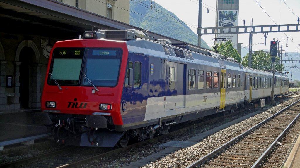 Der RBDe 560 125-7  Goldach  am 31.05.10 in Cadenazzo, kurz vor der Abfahrt nach Luino. Die Strecke war vom Morgen an bis in den Nachmittag wegen Bauarbeiten unterbrochen.