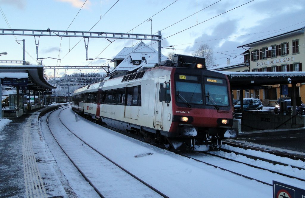 Der RBDe 560 252-9 am winterlichen Morgen des 06.12.12 in Palzieux.