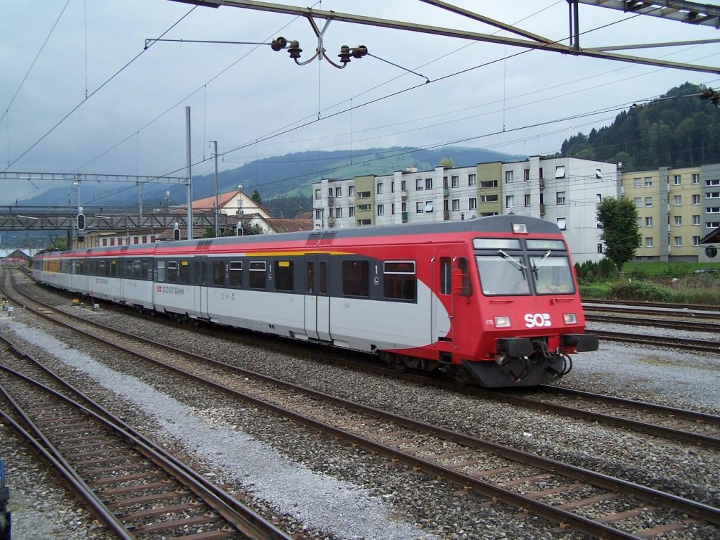 Der RBDe 566 075 in Wattwil am 18/09/10.