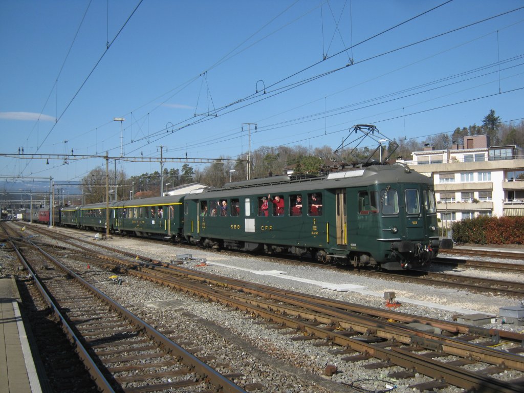 Der RBe 4/4 1405 schiebt den Dampfextrazug aus Lyss in Richtung Biel. Vor dem RBe sind 3 A EWI, 2 BLS und ein SBB, 10.03.2011.