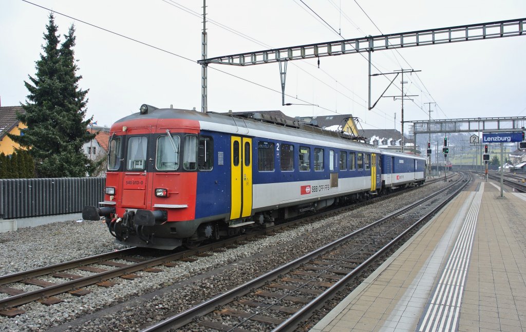 Der RBe 540 013-0 schiebt den St 50 85 89-33 900-3 in Richtung Zrich, Lenzburg, 22.02.2013.