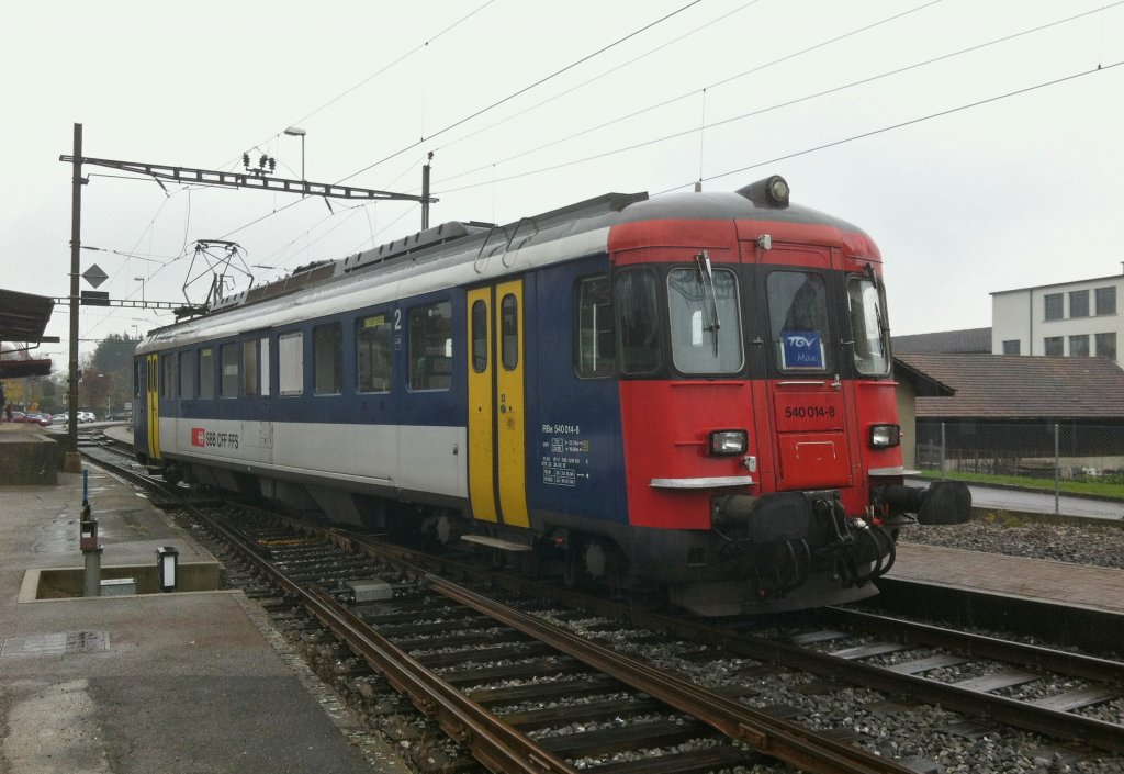 Der RBe 540 014-8 auf Extrafahrt in Langendorf SO. Die Reise fhrte den SBB RBe ber die ehem. Solothurn-Moutier Bahn, 10.11.2012. (Handyfoto)