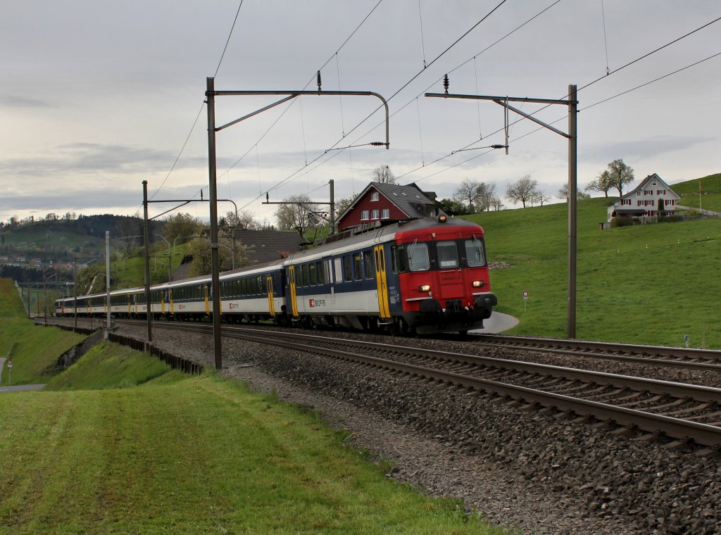 Der RBe 540 057 nach Art-Goldau am 25.04.2012 unterwegs bei Immensee.