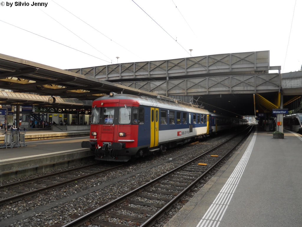 Der RBe 540 062-7 verlsst am 30.6.2010 Winterthur als S33 nach Schaffhausen. Am 16.12.1992 verliess dieser Triebwagen als erster seiner Serie die Hauptwerksttte Zrich nach erfolgter R4. Diese umfasste u.a. den NPZ-Anstrich, reckteckige Scheinwerfer, Aussenschwingtren und die Umbezeichnung in RBe 540. Ausser den Prototypen folgten dann alle RBe 4/4 dem Beispiel des RBe 540 062-7
