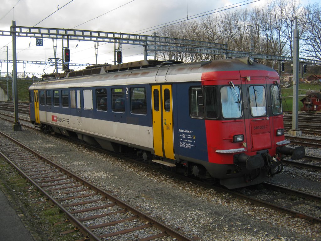 Der RBe 540 062 abgestellt in Romont. Dieser Triebwagen verkehrt Mo-Fr als Solo-Zug (Regio) zwischen Romont und Palzieux, 29.12.2011.