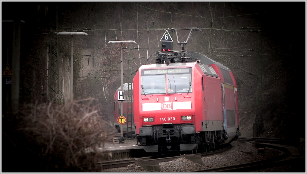 Der RE 1 nach Paderborn,mal im Oldschoollook abgelichtet. Gesehen durch die 
Lochkamera. Location: Eschweiler (Kr.Aachen) Anfang April 2013.