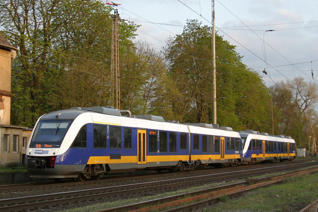 Der RE 10 mit NWB VT 565 wird am 9.4.10 durch Ratingen-Lintorf umgeleitet