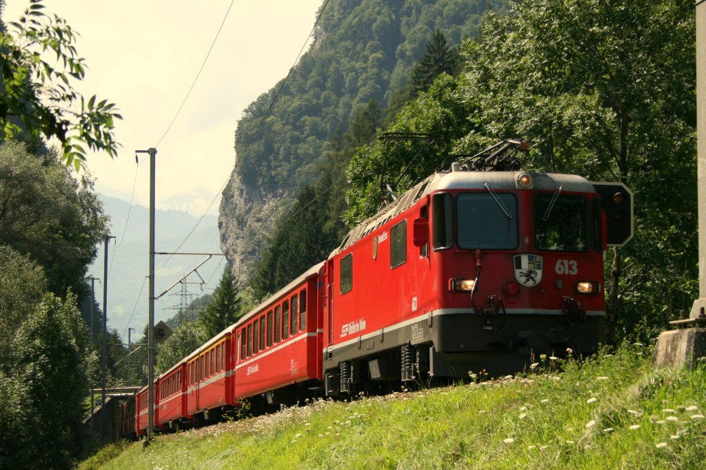 Der RE 1249 mit Ge 4/4 613 an der Spitze hat soeben den Klus-Tunnel durchquert und wird in Krze die Station Seewis-Valzeina passieren. 10.8.2010. 