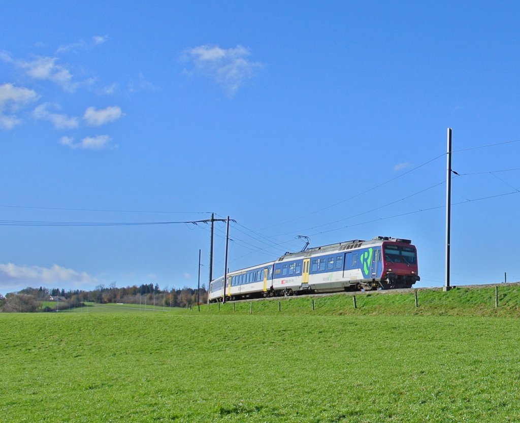 Der RE 14130 biegt soeben nach Romont auf die TPF Linie Richtung Bulle ein. Ein Teil der Zge auf dieser Linie werden durch die SBB gestellt, der Rest durch die TPF. Durch die SBB werden planmssig nur Dominos eingesetzt, heute kam es jedoch zu diesem usserst seltenen Einsatz von einem NPZ. An der Spitze ist der RBDe 562 001-8, 02.11.2012.