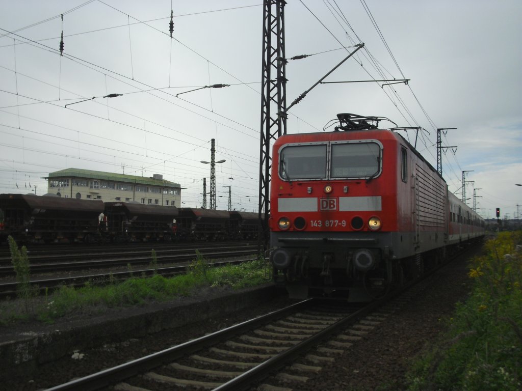 Der RE 18 fhrt gerade in Dresden-Friedrichstadt ein und hat bald den Hauptbahnhof erreicht.