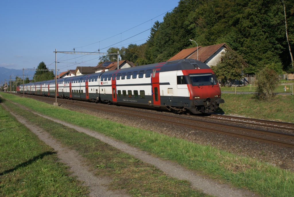 Der RE 1866 verlsst am 19.9.10 Busswil in Richtung Lyss.