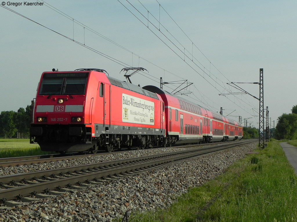 Der RE 19505 von Heidelberg-Stuttgart hat mit Zuglok 146 202-7 den Haltepunkt Bad Schnborn-Kronau verlassen und strebt seinem nchsten Halt Bruchsal entgegen. Aufgenommen am 07.05.2011 bei Bad Schnborn-Kronau.