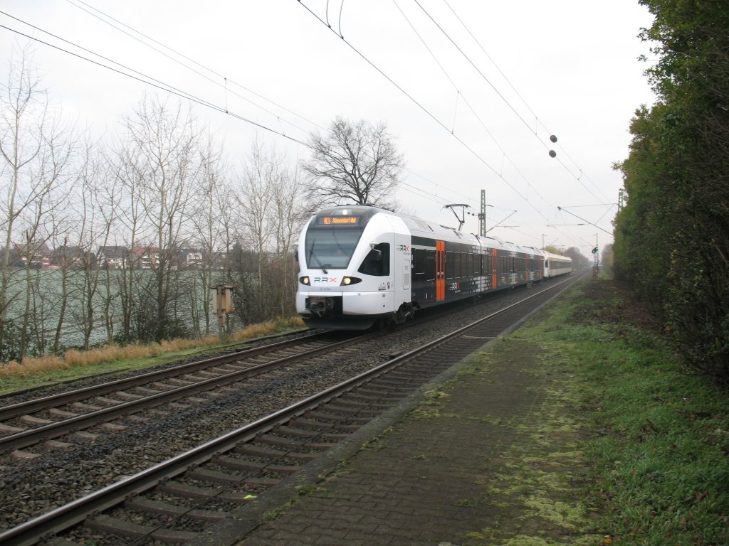 Der Re 3 von Hamm nach Dsseldorf bei der Einfahrt in den Bahnhof Kamen Methler. 27.11.2010