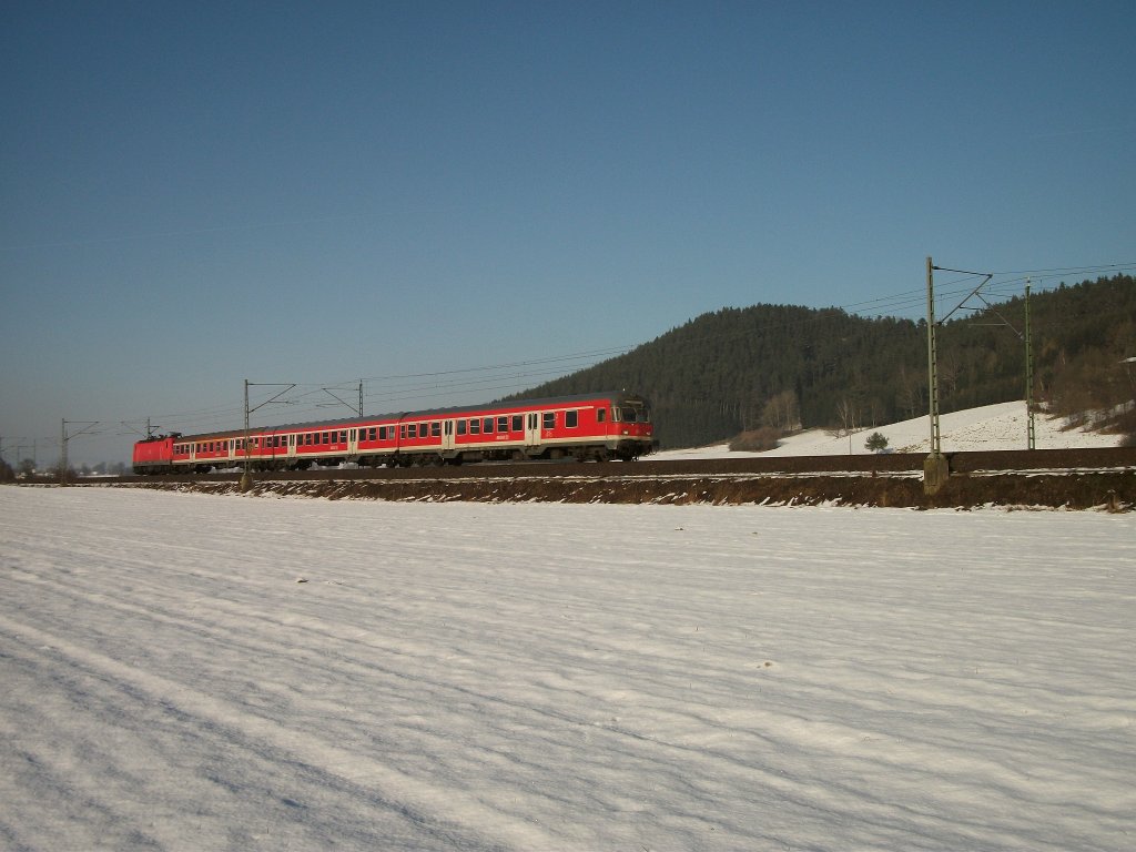 Der RE 3487 ist am 30.01.11 bei Knellendorf Richtung Kronach unterwegs.