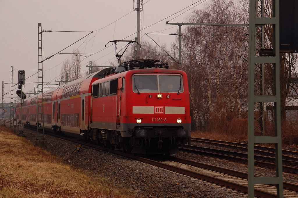 Der RE 4, der dem Verstrker voraus eilte, wurde von der 111 160-8 gezogen am 2.3.2012 hier bei Korschenbroich gegen 15:45 Uhr.