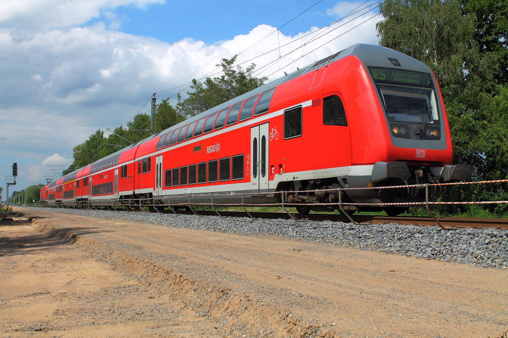 Der RE 4361 auf der RE 5 von Rostock Hbf nach Lutherstadt Wittenberg bei der Durchfahrt in Nassennheide am 22.06.2013.
Geschoben wird der RE von der 112 108.