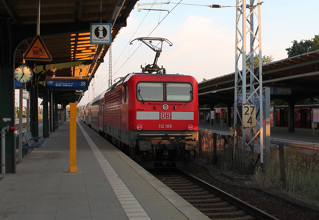 Der RE 4365 von Rostock Hbf nach Berlin Sdkreuz verlt gerade den Bf Oranienburg. Am 03.09.2012 wird er von der 112 186 geschoben.