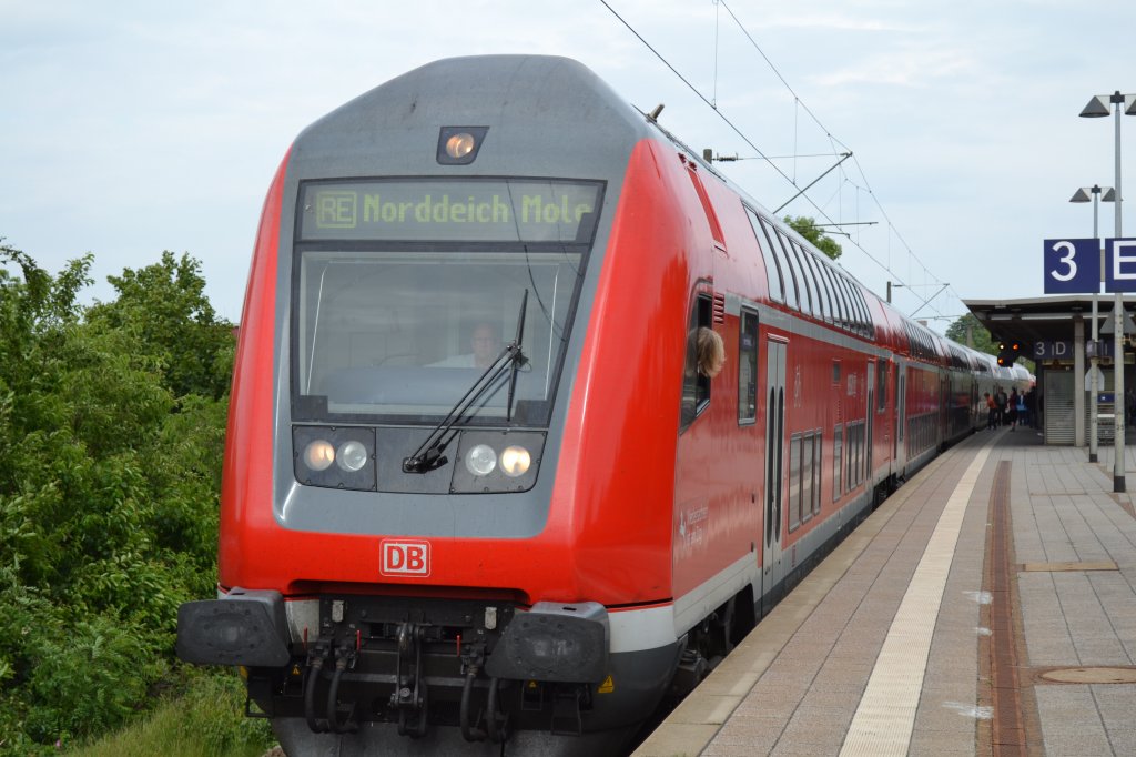 Der RE 4422 wartet in Delmenhorst am 29.05.2011 auf Abfahrt in Richtung Norddeich Mole. 