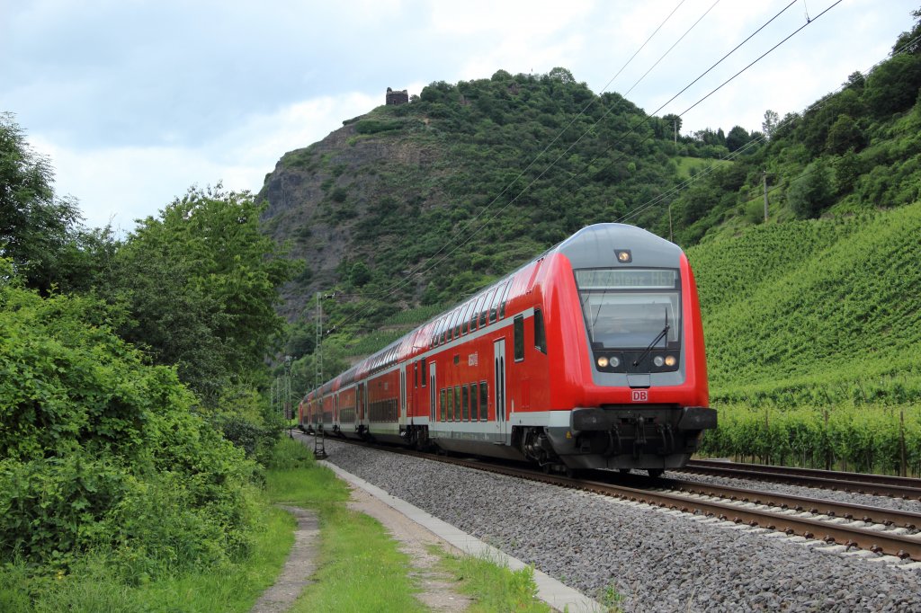 Der RE 5 nach Koblenz Hbf als Umleitung ber die Rechte Rheinstrecke am 23.06.2012 in Leutesdorf