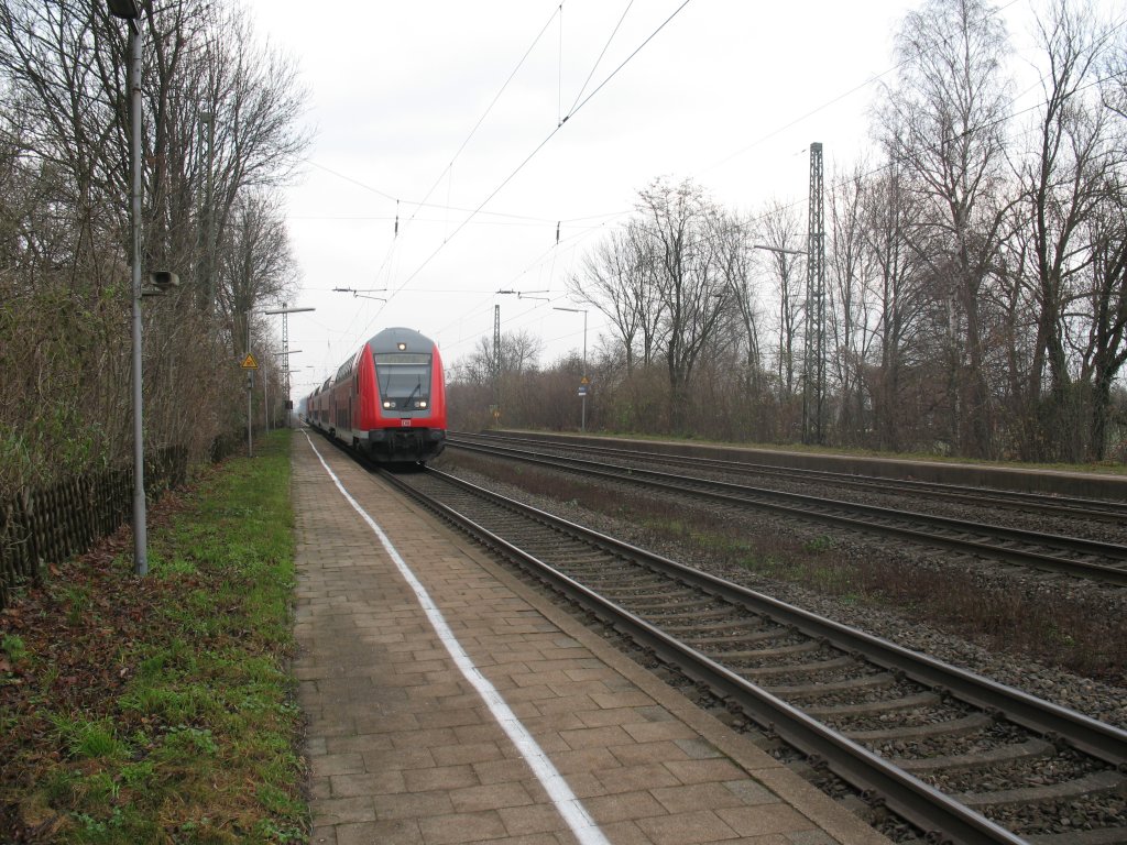Der Re 7 von Mnster nach Krefeld bei der Durchfahrt von Mersch (Westf.) 27.11.2010