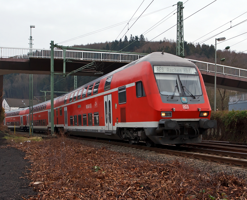 Der RE 9 (Rhein-Sieg-Express) Siegen-Kln-Aachen, kommt Steuerwagen voraus von Siegen, hier am 11.12.2011 in Betzdorf/Sieg. Schublok ist die 111 080-8. Gru an den freunlichen TF zurck. Eigenlich dachte ich mit neuen Fahrplanwechsel kmmen die Hamsterbacken, aber dauert wohl noch.....