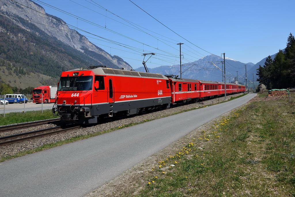 Der RE aus Chur mit der Ge 4/4 III 644  Savognin  kurz vor Reichenau am 17.4.2011.