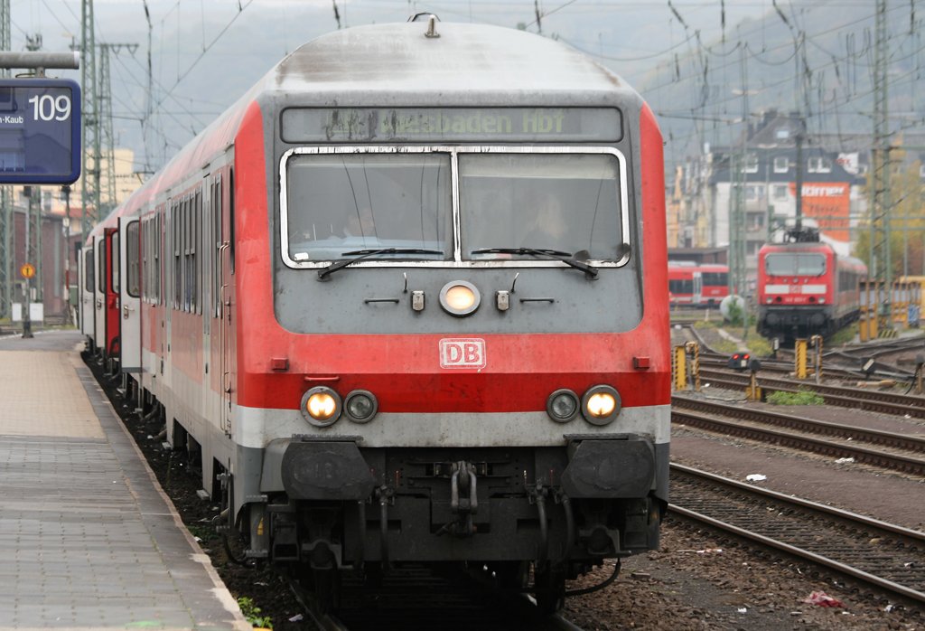 Der RE aus Wiesbaden ist so eben mit einem Wittenberger in Koblenz HBF angekommen, aufgenommen am 22.10.2009
