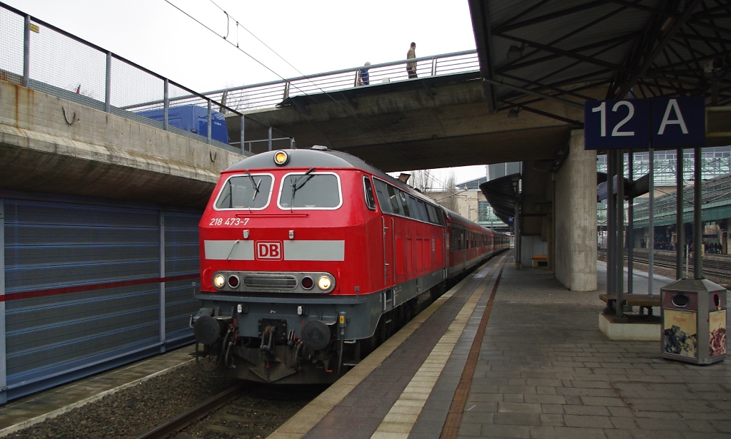 Der RE von Hannover nach Bad Harzburg verlsst den Bahnhof Hannover Messe/Laatzen. Gezogen von 218 473-7. Aufgenommen am 05.03.2011.