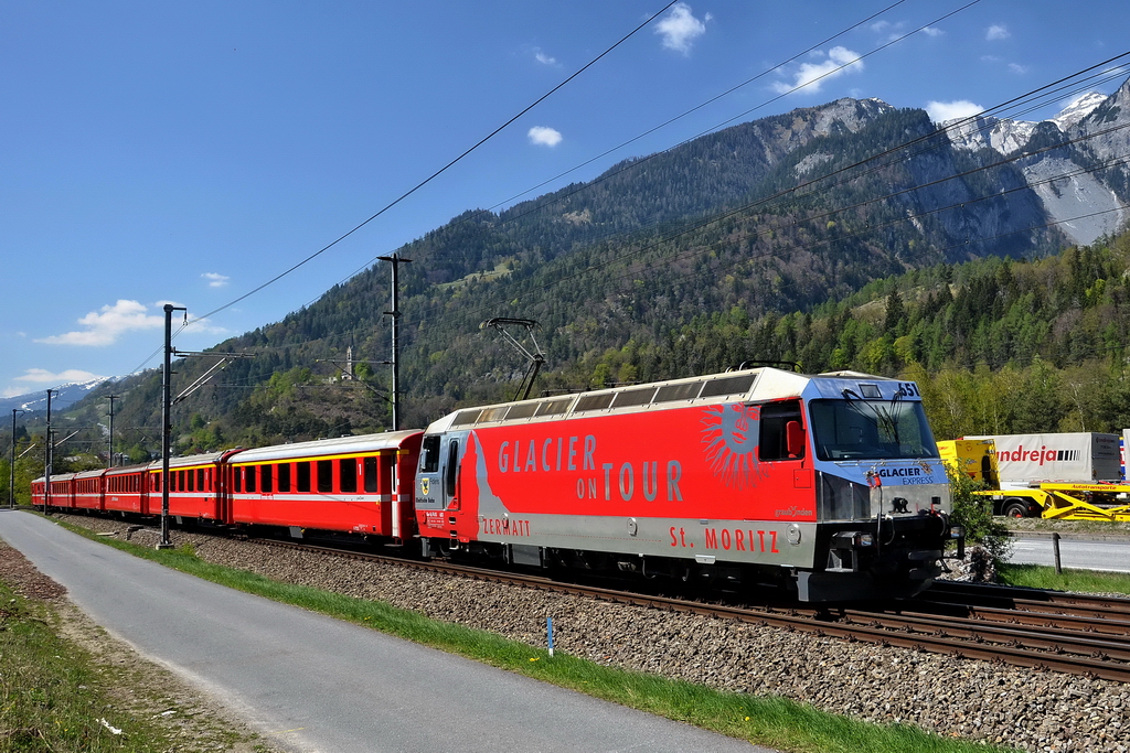 Der RE nach Chur mit der Ge 4/4 III 651  Fideris  bei Reichenau am 17.4.2011.