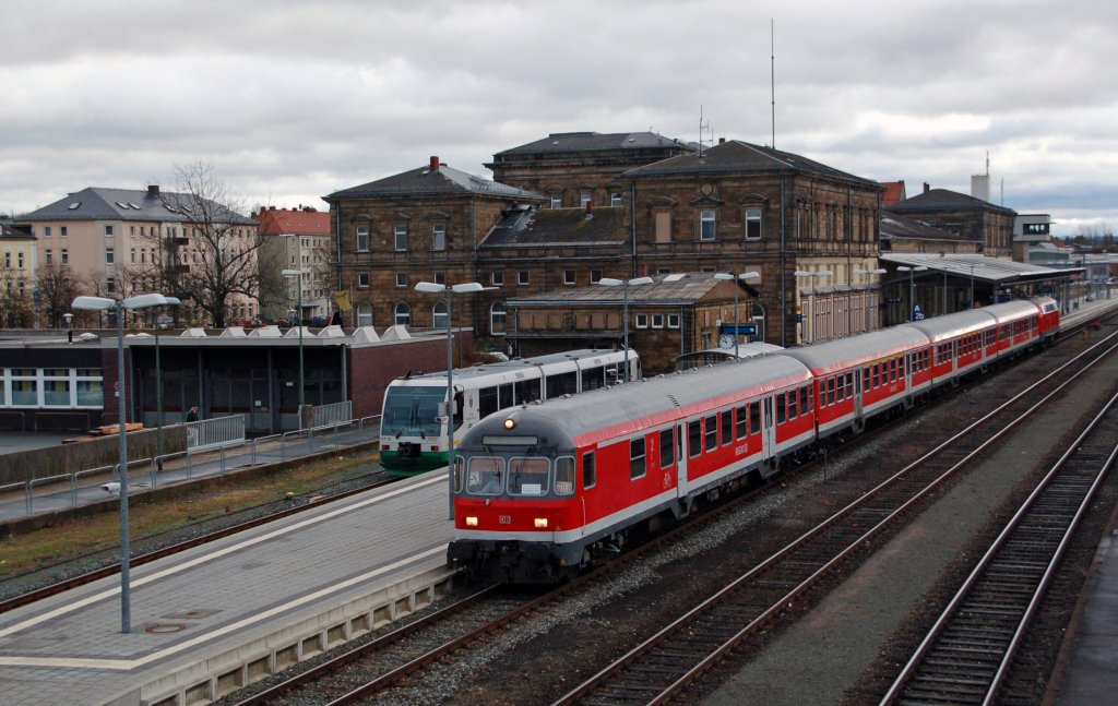 Der RE nach Leipzig verlsst mit Schublok 218 468 am 13.11.10 den Bahnhof Hof.
