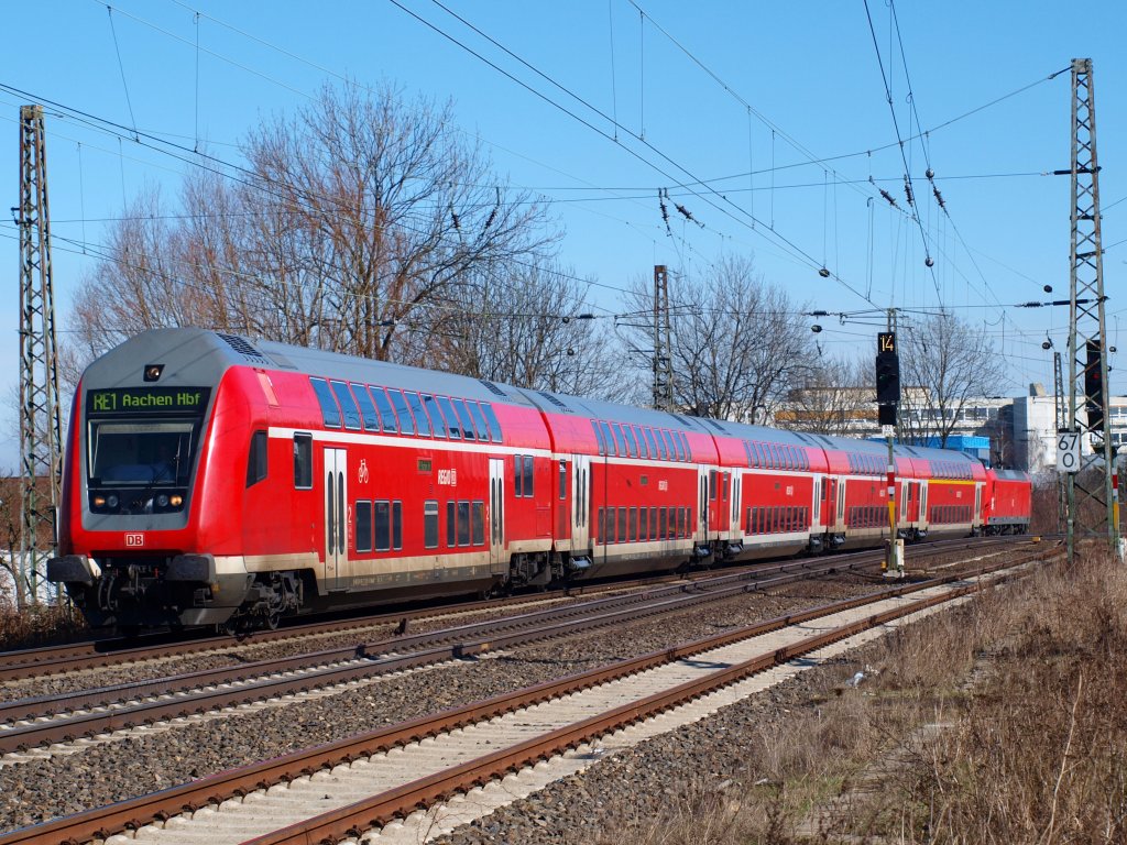 Der RE1 vor Aachen Rothe Erde wird am 03.03.2010 von 146 020-3 geschoben.