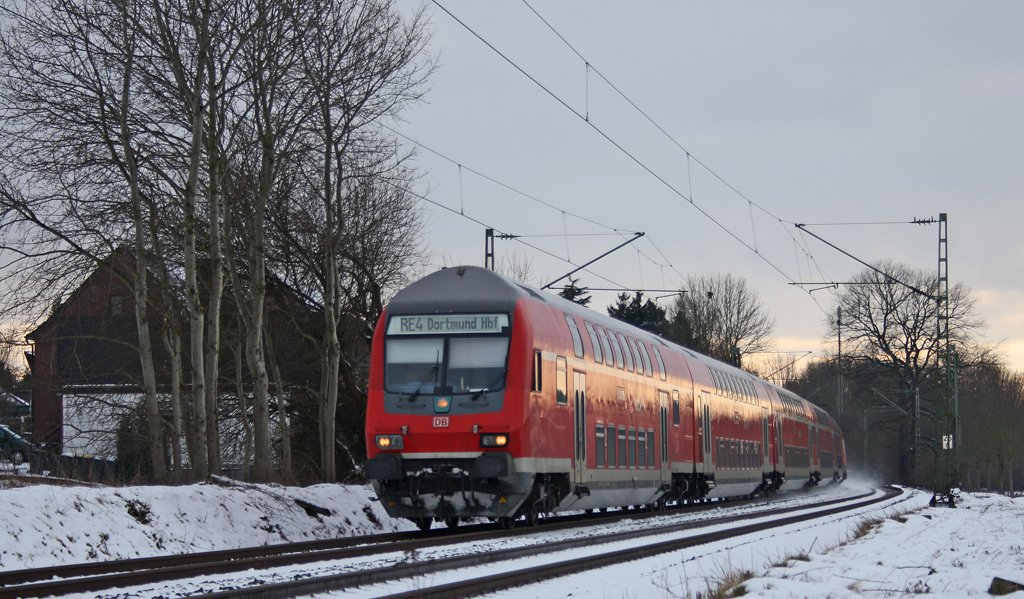 Der RE10427 (RE4 - Wupper-Express)mit Schublok 111 155 aus Aachen nach Dortmund zwischen bach-Palenberg und Geilenkirchen am Km 25.6 31.1.2010