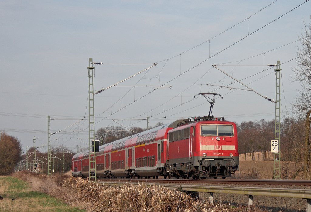 Der RE10429 nach Dortmund mit Schublok 111 124-4 passiert mit 25 Minuten Versptung den Km 28.4 der KBS485 bei Geilenkirchen 24.3.10