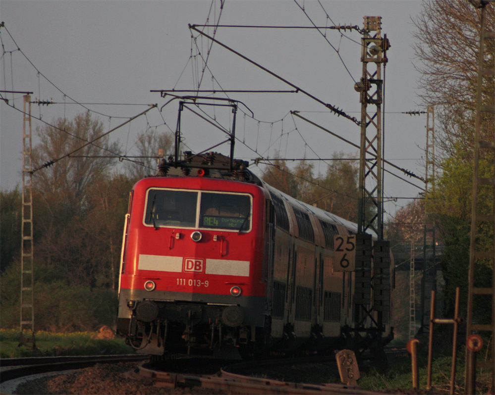 Der RE10435 nach Dortmund mit Schublok 111 013-9 auf seiner Fahrt Richtung Geilenkirchen an Km 25.6, 18.4.10