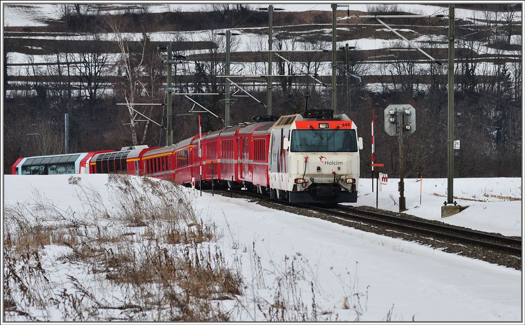 Der RE1145 mit der Ge 4/4 III 649  Lavin  erreicht die Ebene Sogn Mang zwischen Reichenau-Tamins und Bonaduz. (15.02.2013)