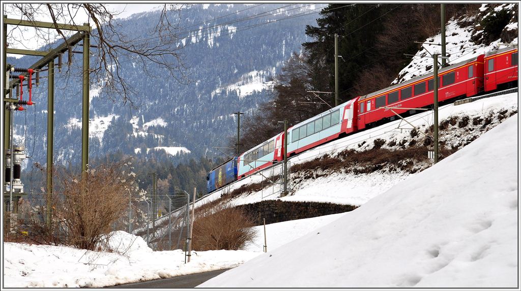 Der RE1148 aus St.Moritz mit der Ge 4/4 III nhert sich Reichenau-Tamins. (15.02.013)