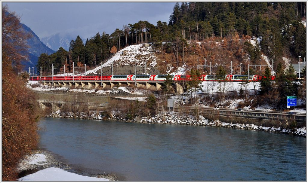 Der RE1153/GEX910 ist ganz schn lang, was auch die zwei Loks an der Spitze rechtfertigt. (15.02.2013)