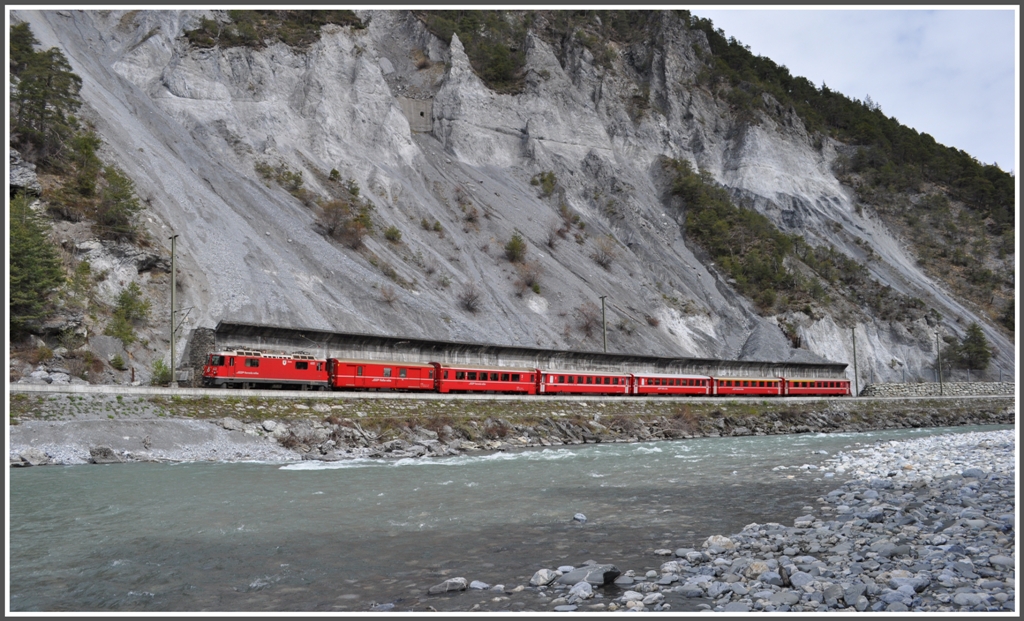 Der RE1232 mit der Ge 4/4 II  Zizers  passt genau hinter die Steinschlagmauer bei Trin. (12.04.2012)