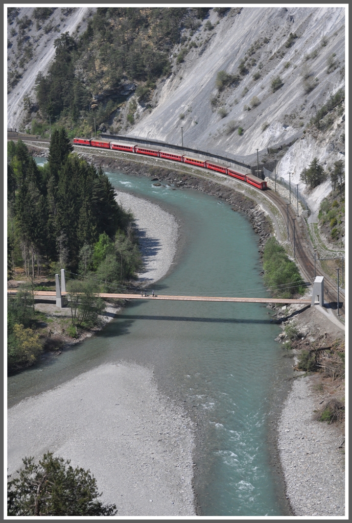Der RE1236 hat soeben die Station Trin verlassen. Die neue Hngebrcke ber den Vorderrhein ist Teil des neuen Wanderweges durch die untere Ruinaulta. (25.04.2011)
