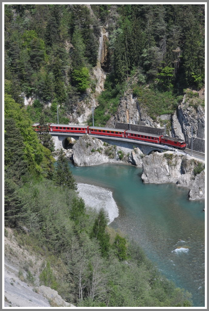 Der RE1245 am Vorderrhein zwischen Trin und Reichenau-Tamins. Trotz grosser Hitze ist von der Schneeschmelze nichts zu spren und das Wasser ist klar wie im Winter. (25.04.2011)