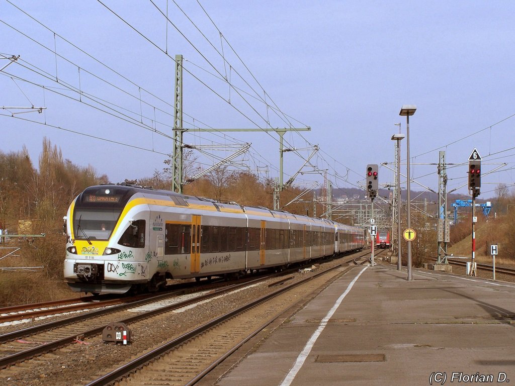 Der RE13  Maas-Wupper-Express , bestehend aus ET 7.10 und 7.04, kommt gerade von Hamm(Westf) und fhrt auf seinem Weg nach M'Gladbach in Wuppertal-Vohwinkel ein. 23.03.2010