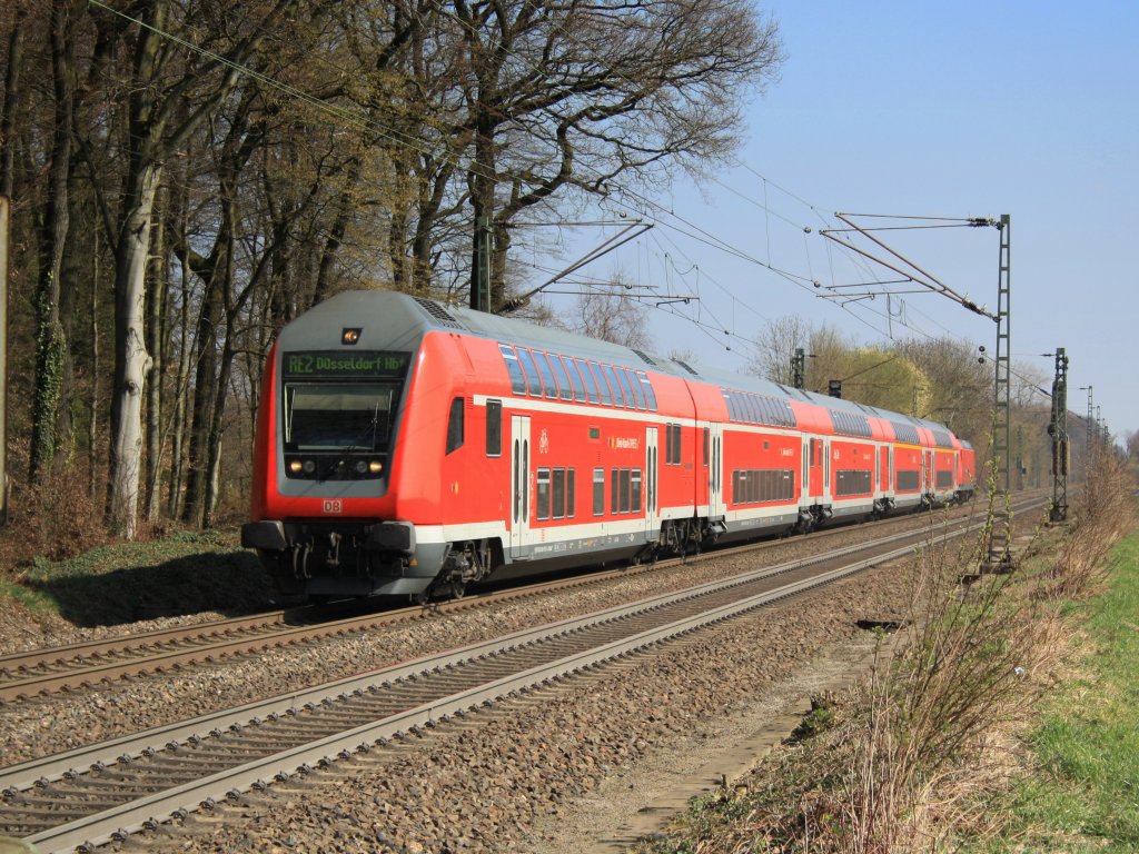 Der RE2 von Mnster nach Dsseldorf, bei der Einfahrt in Bsensell.
Bsensell, 27.03.2011